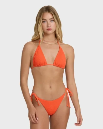 Bikini de verano con braguitas de bikini de corte minúsculo y lazos laterales