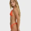 Bikini de verano con braguitas de bikini de corte minúsculo y lazos laterales Bikini de verano con braguitas de bikini de corte minúsculo y lazos laterales