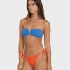 Bikini de verano con braguitas de bikini de corte minúsculo y lazos laterales Bikini de verano con braguitas de bikini de corte minúsculo y lazos laterales