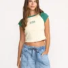 Camiseta de manga corta Beach Club Babe en pantalones cortos Camiseta de manga corta Beach Club Babe en pantalones cortos