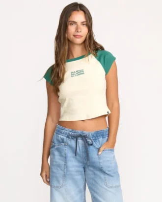 Camiseta de manga corta Beach Club Babe en pantalones cortos