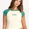 Camiseta de manga corta Beach Club Babe en pantalones cortos Camiseta de manga corta Beach Club Babe en pantalones cortos