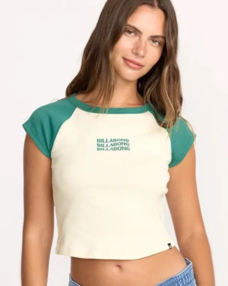 Camiseta de manga corta Beach Club Babe en pantalones cortos