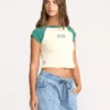 Camiseta de manga corta Beach Club Babe en pantalones cortos Camiseta de manga corta Beach Club Babe en pantalones cortos