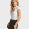 Camiseta de manga corta «Cool Girls Only» en pantalones cortos Camiseta de manga corta «Cool Girls Only» en pantalones cortos