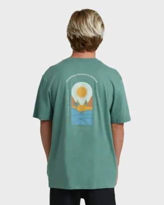 Camiseta de manga corta Sun Down Adventure Division Premium en pantalones cortos