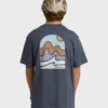 Camiseta de manga corta Sun Down Adventure Division Premium en pantalones cortos Camiseta de manga corta Sun Down Adventure Division Premium en pantalones cortos