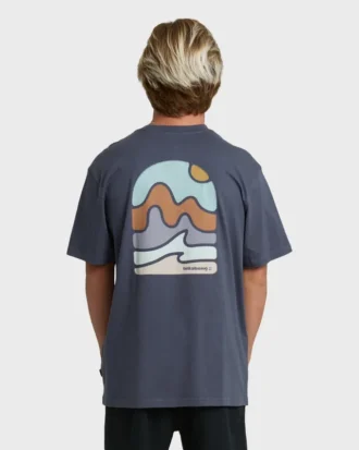 Camiseta de manga corta Sun Down Adventure Division Premium en pantalones cortos