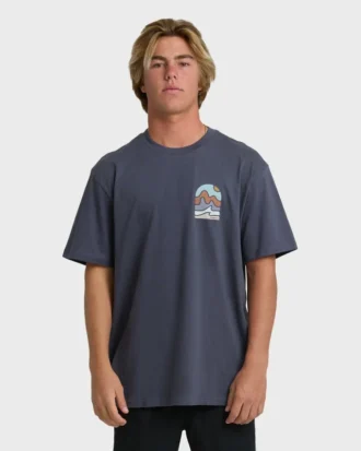 Camiseta de manga corta Sun Down Adventure Division Premium en pantalones cortos