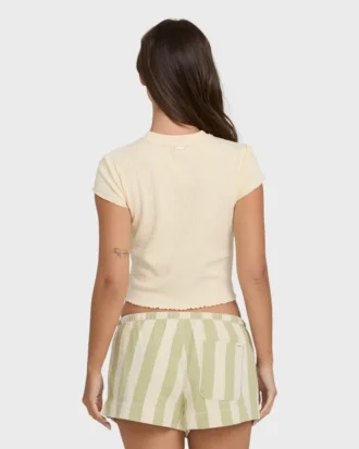 Camiseta de punto de manga corta Shelly en pantalones cortos
