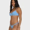 Top de bikini con aros Helena con estampado de mini cuadros ondulados Top de bikini con aros Helena con estampado de mini cuadros ondulados