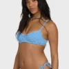 Top de bikini con aros Helena con estampado de mini cuadros ondulados Top de bikini con aros Helena con estampado de mini cuadros ondulados