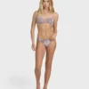 Top de bikini con aros y estampado de mini ondas en color carbón