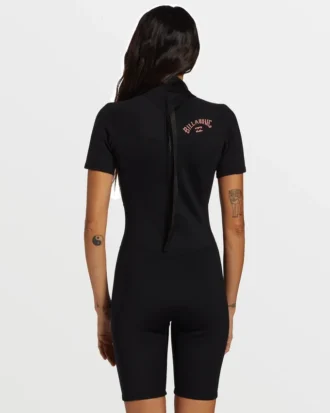 Traje de primavera de pantalones cortos con costuras planas y acabado metalizado